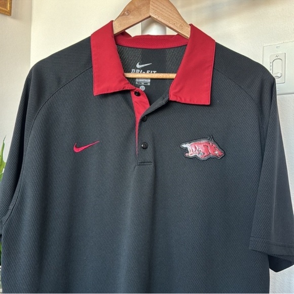 Nike Dri Fit Men’s Arkansas Razorbacks SS Polo Shirt Sz XL Black Red - Picture 2 of 9